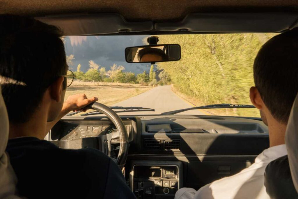 Viaggi lenti e strade da scoprire: scegliere l’auto giusta per partire senza programmi rigidi